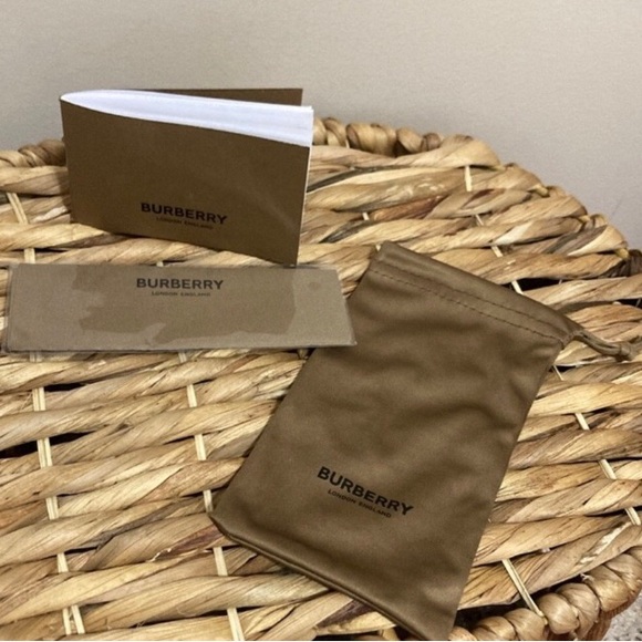 🔴 Elegant Burberry Eyeglass Case in sleek tan leather! 🔥 - Picture 6 of 10
